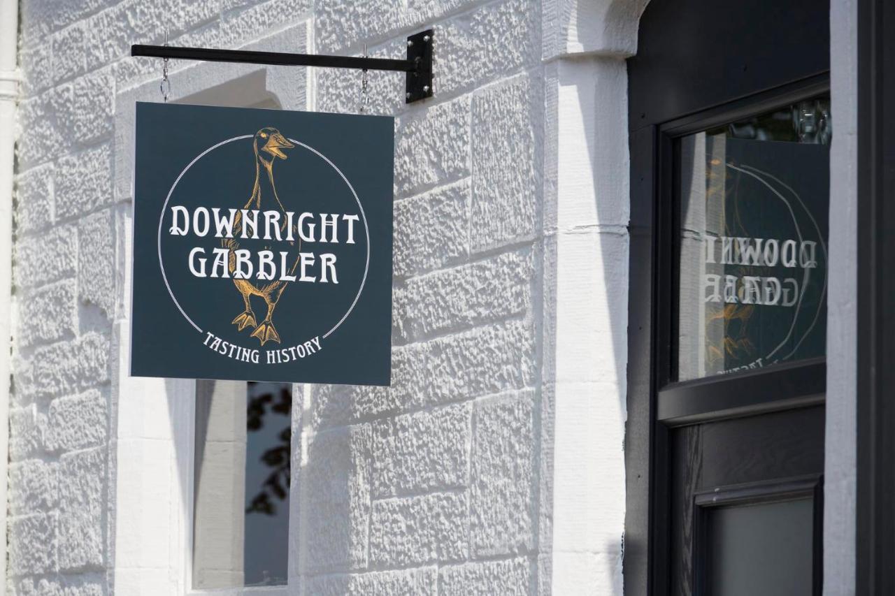 شقة Downright Gabbler بياولي المظهر الخارجي الصورة